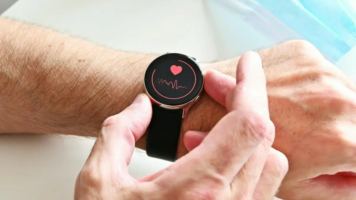 Pemantauan detak jantung dengan smartwatch. (unsplash.com/ helloimnik)