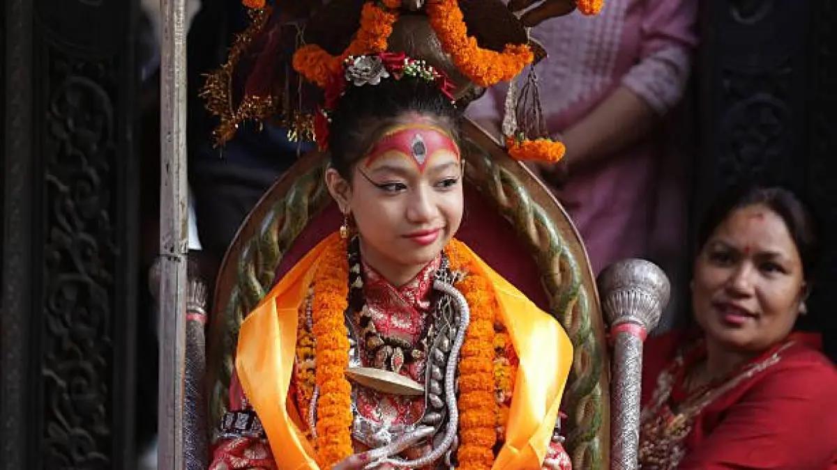 Penampilan anak perempuan yang dipuja sebagai sosok Dewi Kumari dengan riasan mata ketiga di dahi saat menghadiri upacara keagamaan di Nepal. (Pinterest)