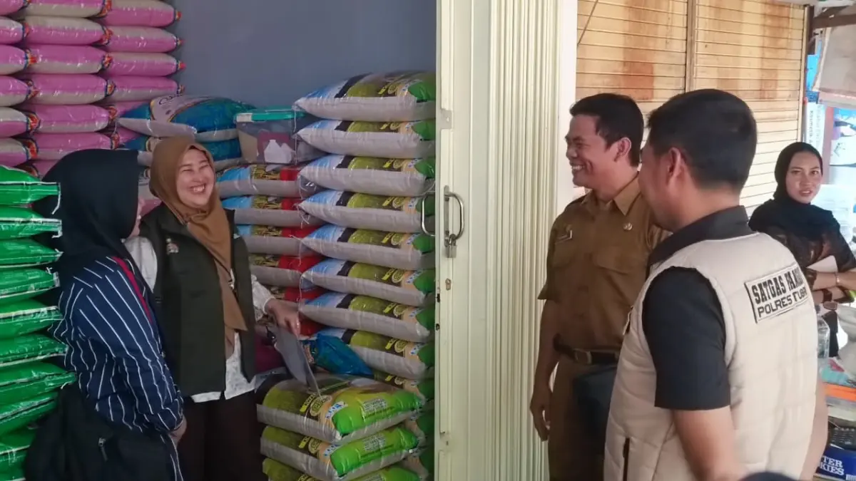 Diskopumdag bersama Bapanas dan Satgas Pangan melakukan sidak di Pasar Baru Tuban. (Istimewa)