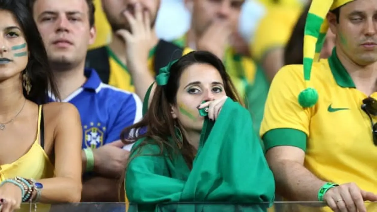 Ekspresi lesu dan kecewa para pendukung Timnas Brasil saat menyaksikan tim kesayangannya berlaga. (Pinterest)