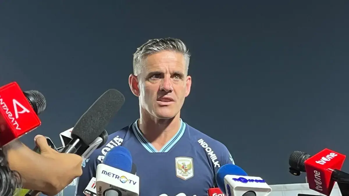 John Herdman mencoret Dony Tri dan Yakob Sayuri. (Jawapos.com)