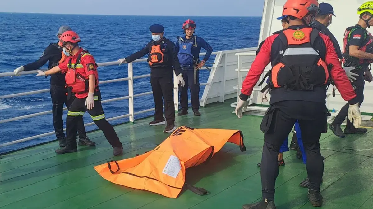 Tim penyelam Basarnas Special Group (BSG) menemukan satu korban KM Virgo Transport 8 yang tenggelam di perairan Laut Jawa, Kalimantan Selatan. (jawapos.com)