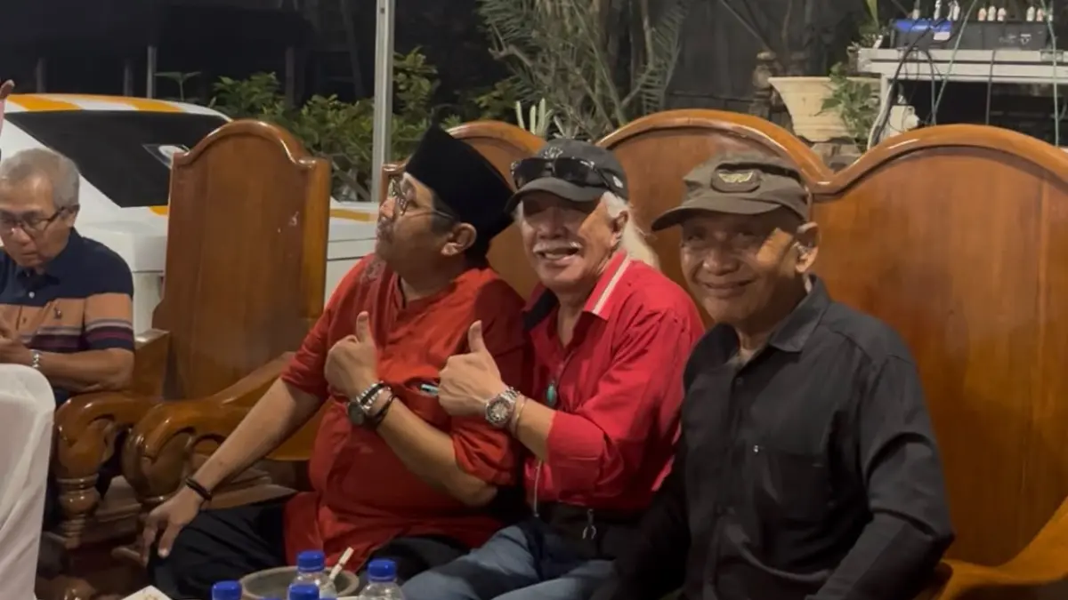 Sudjarwoto Tjondronegoro (paling kiri) bersama dengan Edy Pramono dan tamu undangan dalam Acara Tembang Kenangan bersama Kaum Sepuh, Rabu (23/9).