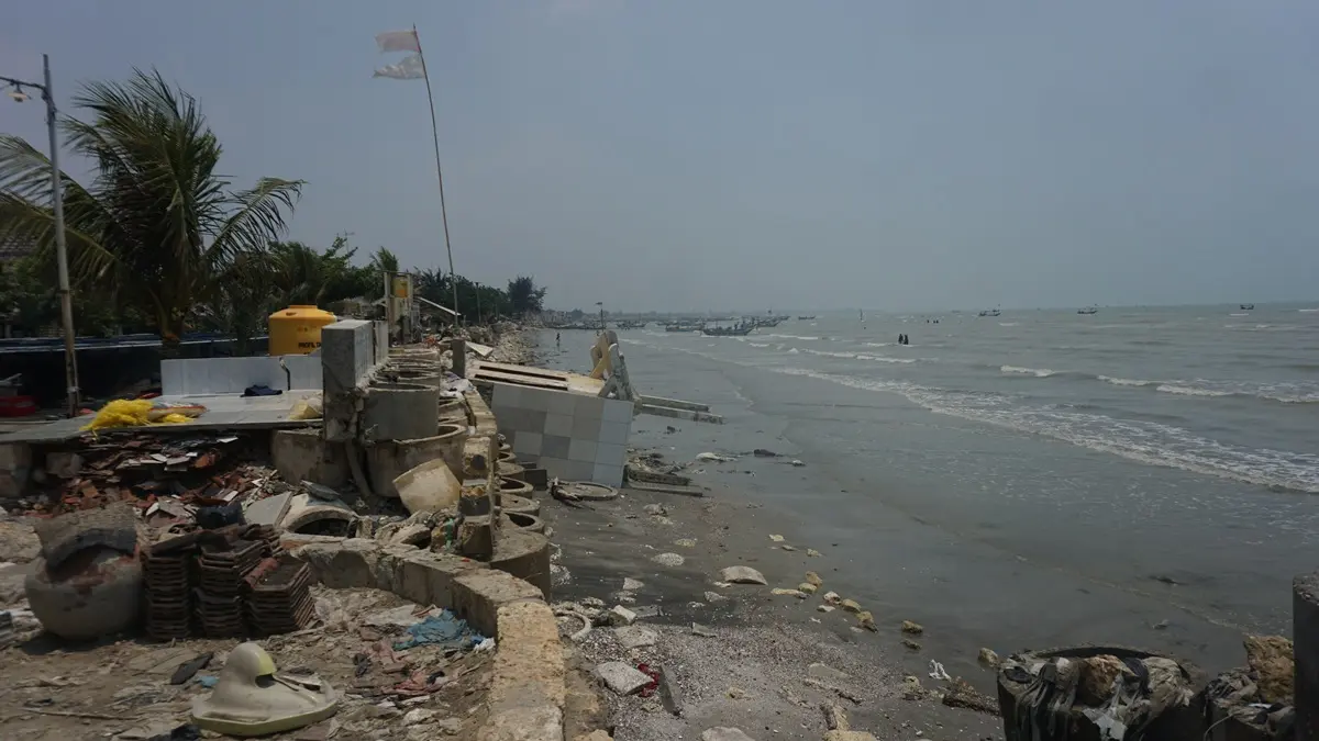 Kondisi abrasi di pantai kawasan pemukiman RT 03, RT 04 Kelurahan Sidomulyo, Kecamatan Tuban, Rabu (23/9). (M. Adib Turmudzi/Radar Tuban)