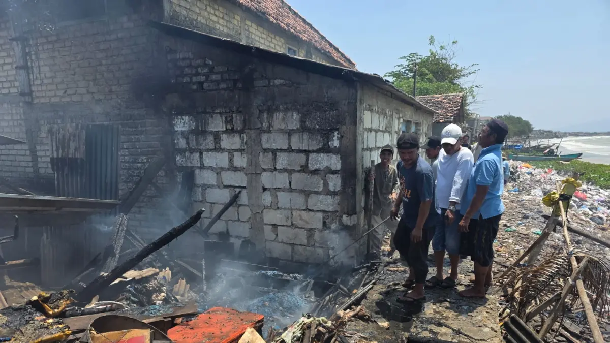 Kondisi bangunan kandang warga Desa Bulujowo, Kecamatan Bancar setelah terbakar, kemarin (24/9). (Radar Tuban)