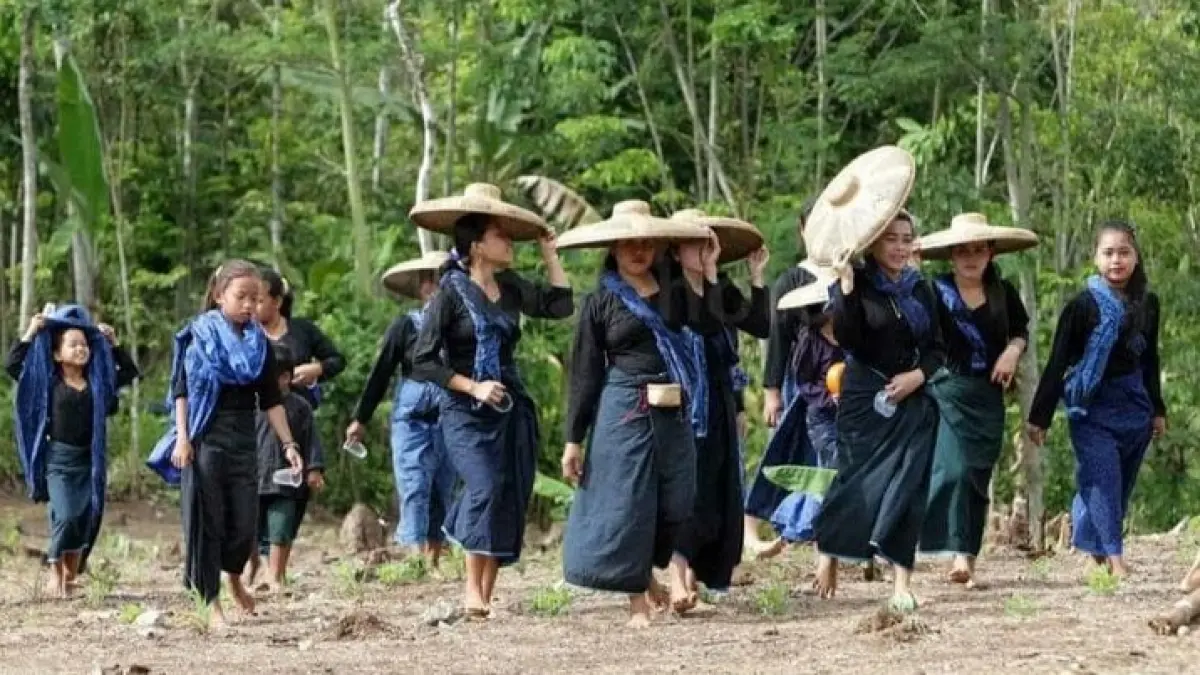 Potret warga perempuan Baduy Luar tengah beraktivitas. (Pinterest)