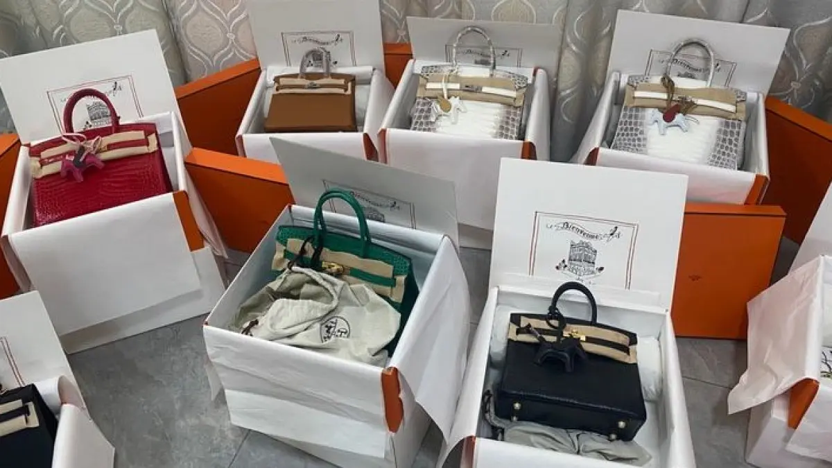 Foto deretan koleksi tas mewah Hermès berbagai tipe dan warna. (Pinterest)