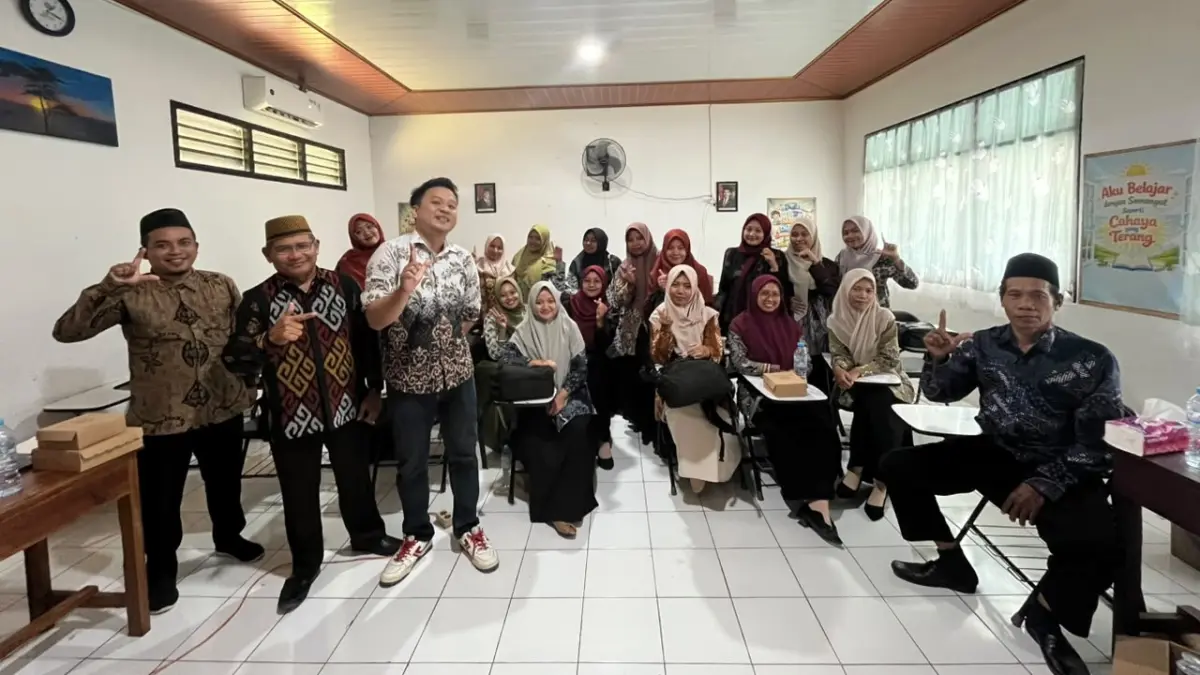 Sebanyak 22 guru dan kepala MI se-Kecamatan Merakurak mengikuti workshop koding dan kecerdasan artifisial bersama Tim Digital Radar Tuban. (M. Robit Bilhaq/Radar Tuban)