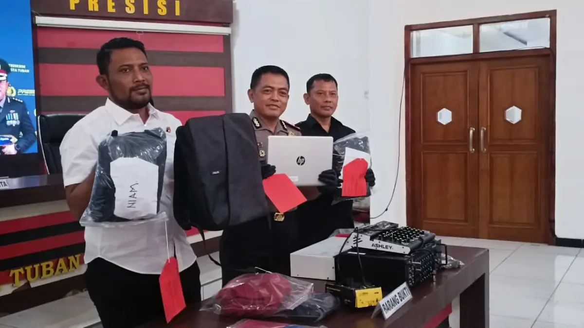 Polresta Tuban saat menujukkan barang bukti tindak curat, Senin (28/9). (Istimewa)