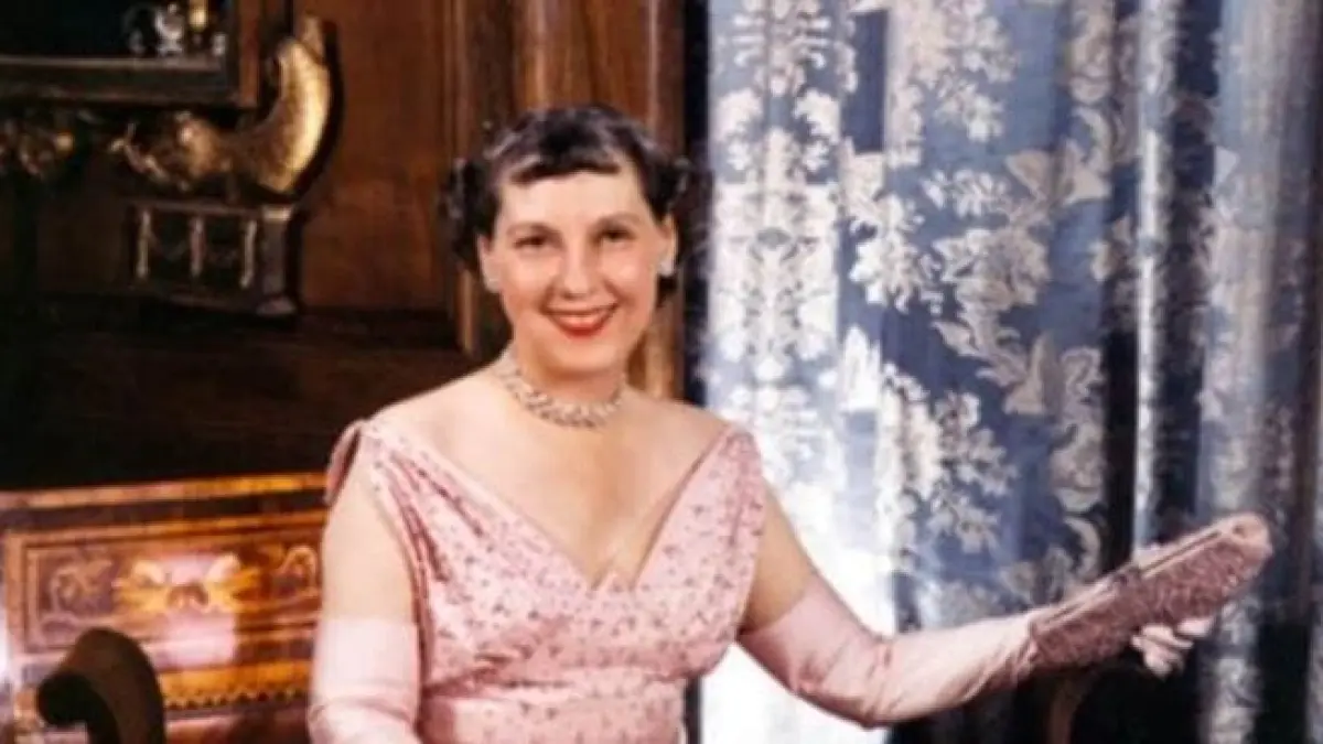 Potret Mamie Eisenhower yang dikenal luas karena kegemarannya mengenakan warna pink. (Pinterest.com/@apttherapy)