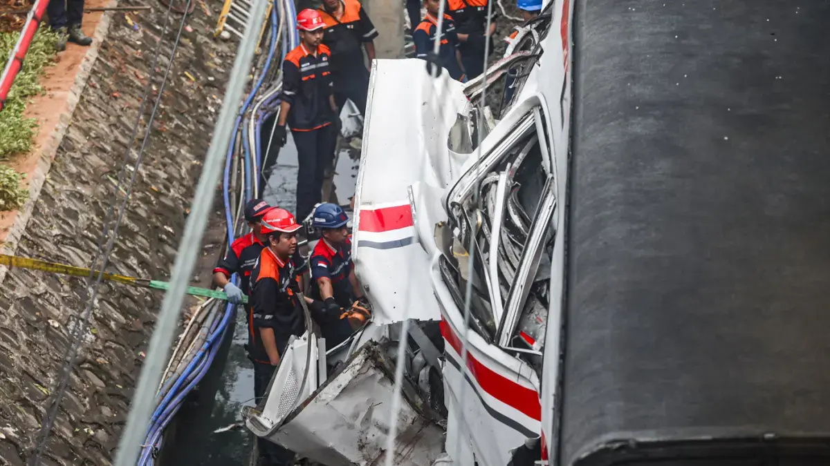 Petugas mengevakuasi gerbong KRL Commuterline dan KA Argo Bromo Anggrek pascakecelakaan. (Salman Toyibi/ Jawa Pos)