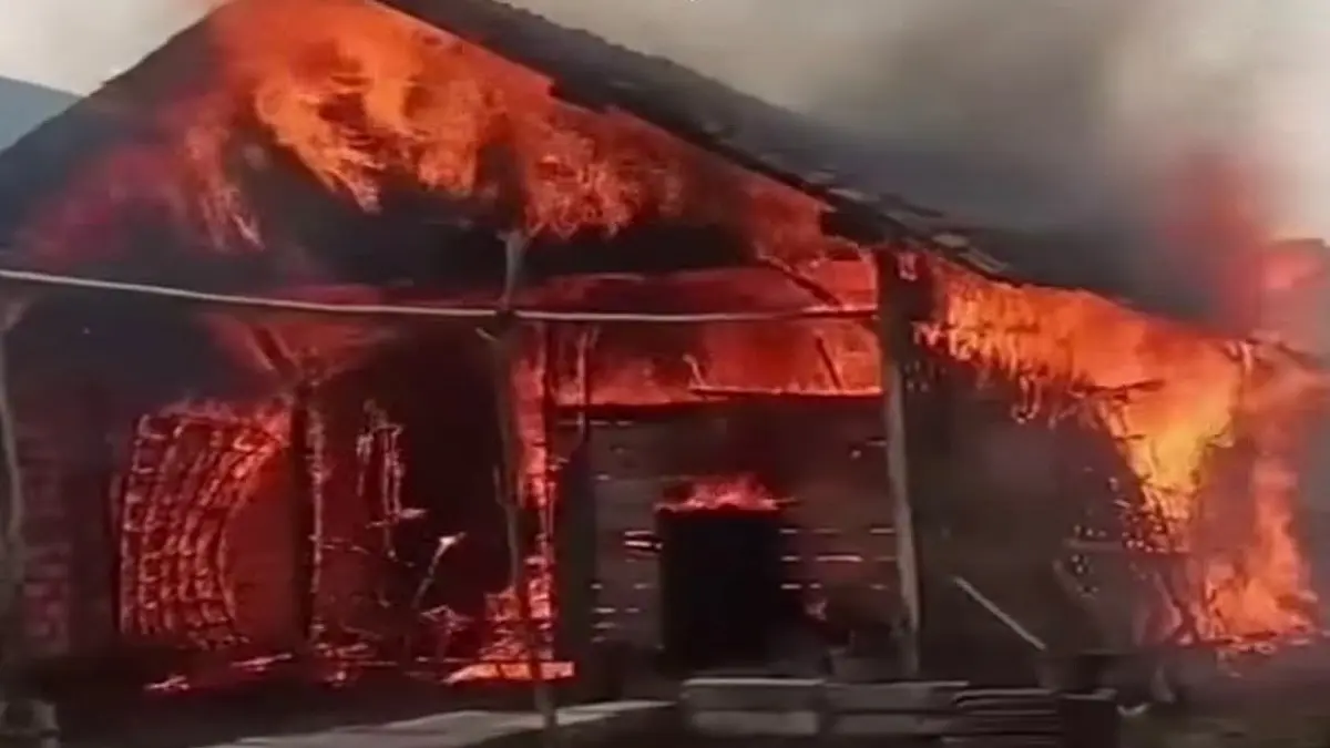 Tampak kobaran api menghanguskan bangunan dapur dan kandang di Semanding. (tangkapan layar media sosial)