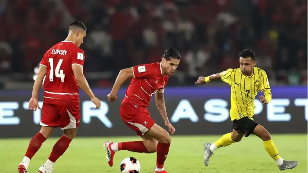 Kevin Diks coba lewati pemain Malaysia pada laga di SUGBK, Senin (28/9). (FIFA)