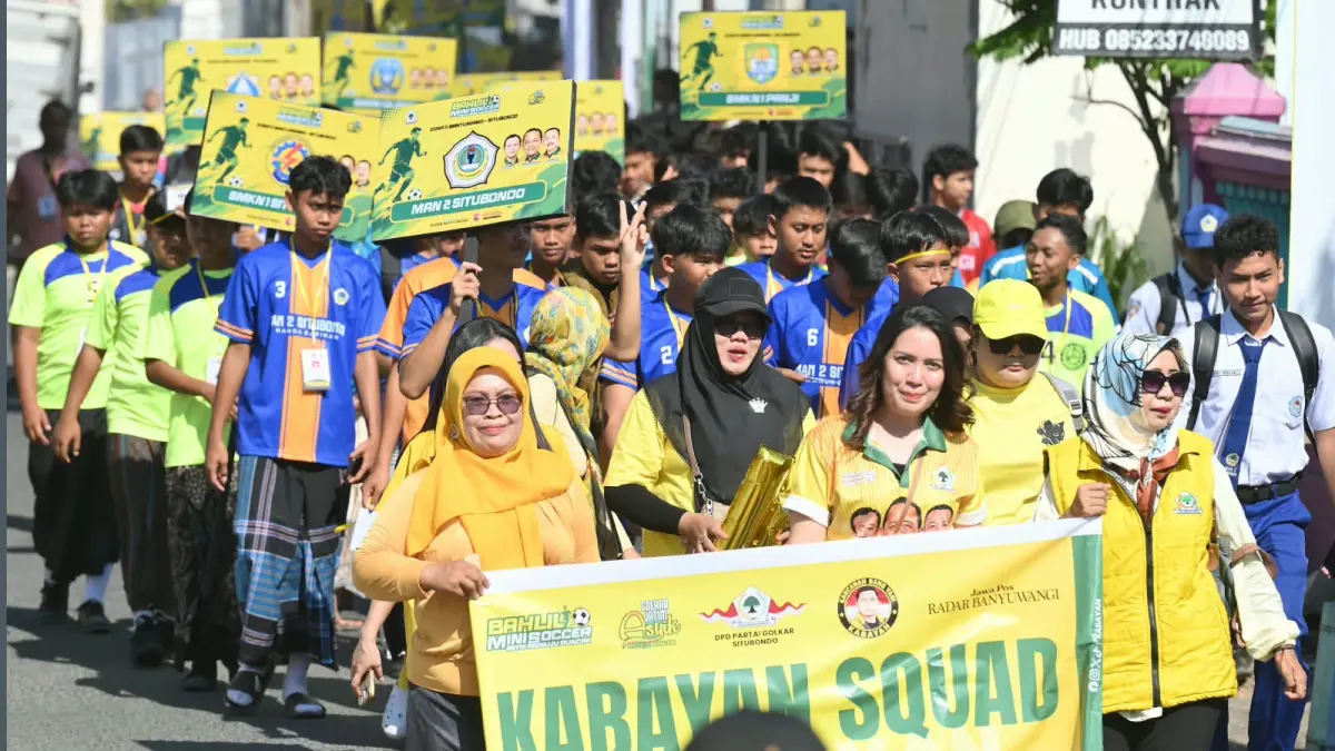 Pengurus Golkar Situbondo dan para pemain Turnamen Bahlil Mini Soccer Asyik Menuju Puncak Zona 11 mengikuti kirab menuju lapangan, Senin pagi (5/10). (RAMADA KUSUMA/RADAR BANYUWANGI)