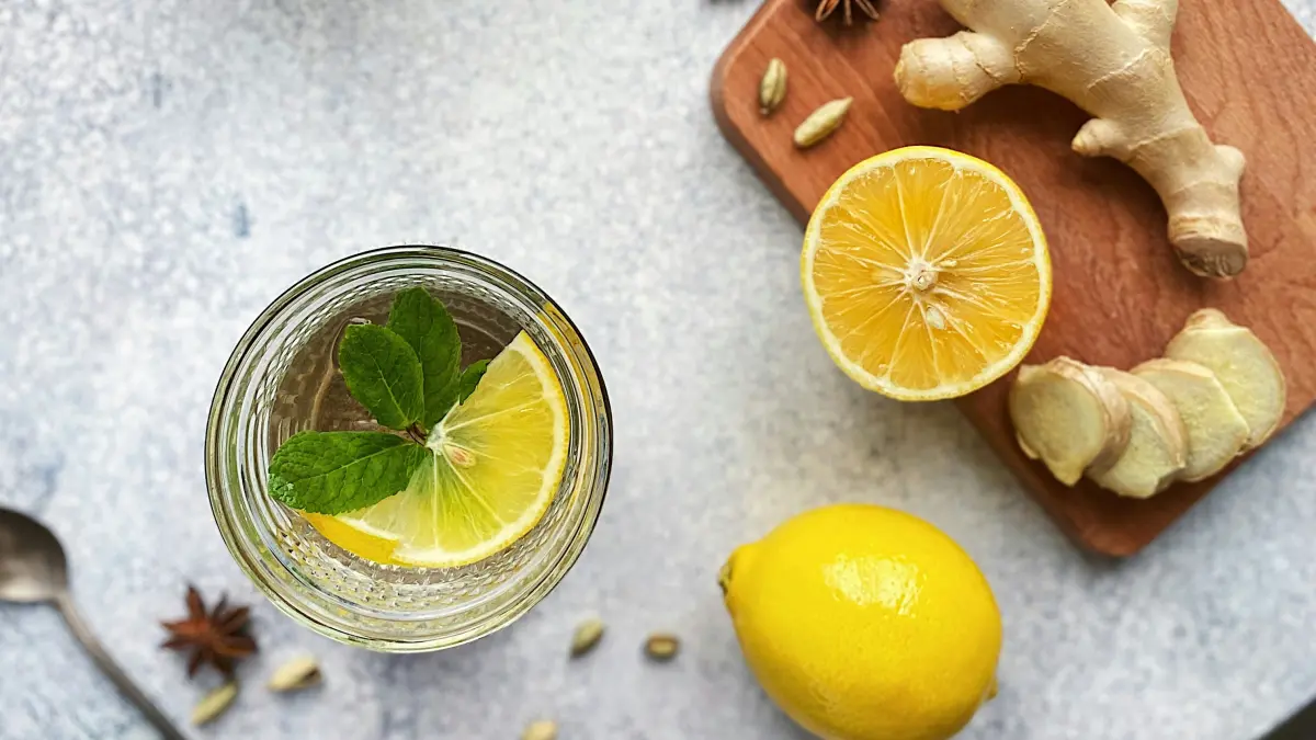 Air jahe dan lemon. (unsplash.com/ Julia Vivcharyk)