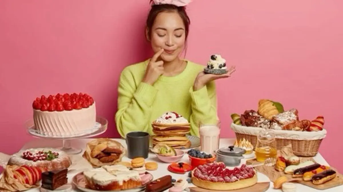 Ilustrasi penyuka makanan manis tengah mengonsumsi makanan tinggi gula. (Pinterest)