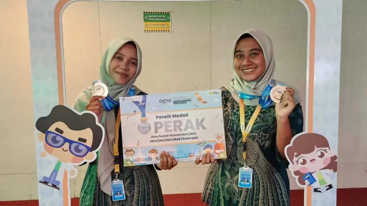 Begadang hingga Dini Hari, Dua Siswi SMAN 1 Tuban Sukses Raih Medali Perak OPSI 2026 di Jakarta
