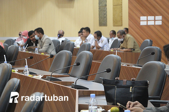 ABSEN MASAL: Meja 14 anggota DPRD Tuban yang kosong selama berlangsung rapat paripurna kemarin (23/2).