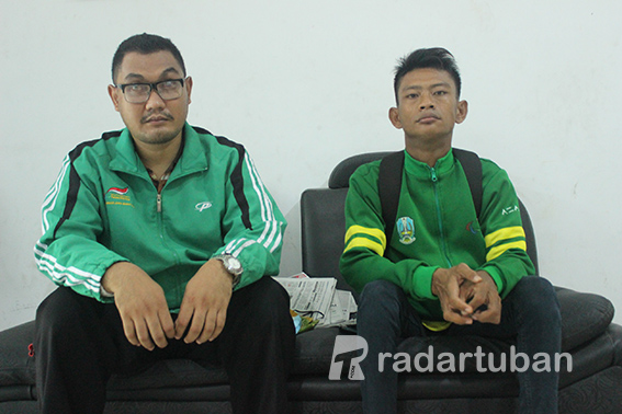 MEMBAWA HARUM NAMA TUBAN: Cuk Hariadi (kanan) ditemani Ketua NPCI Tuban Setiawan Gema Budi saat mengunjungi kantor Jawa Pos Radar Tuban.