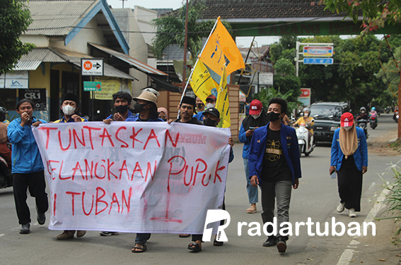 KAWAL KELANGKAAN PUPUK: Aktivis PMII mendatangi kantor DKPP Tuban kemarin (25/2). Mereka meminta penjelasan terkait kelangkaan pupuk di hampir semua kecamatan.