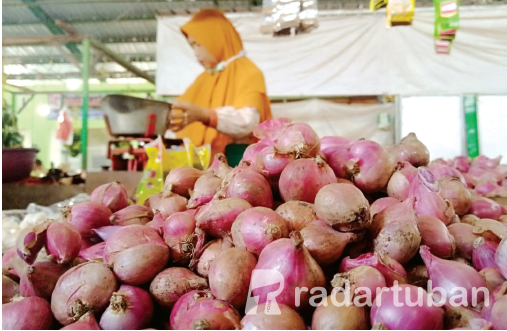 MERANGKAK NAIK: Salah satu pedagang bahan-bahan dapur di Pasar Besar Tuban yang mulai menaikkan harga bawang merah hingga Rp 35 ribu per kilogram kemarin (19/2). / M. Mahfudz Muntaha