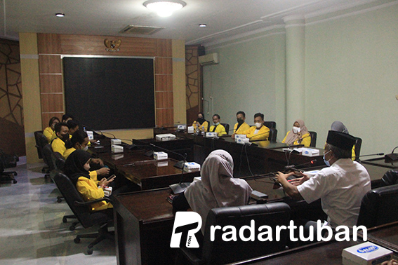 MEMINTA KEADILAN: Mahasiswa Universitas Terbuka (UT) Tuban yang mengenakan jas kuning menyampaikan tuntutannya kepada Ketua PBI UT dan Ketua DPRD. / M. Mahfudz Muntaha