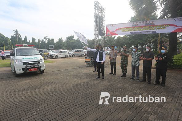 SELAMAT BERTUGAS: Bupati Aditya Halindra Faridzky secara simbolis melepas tim Mobil Vaksin Pedesaan yang disebar pada 328 desa se-Kabupaten Tuban.