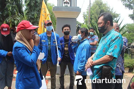 KAWAL KELANGKAAN PUPUK: Aktivis PMII mendatangi kantor DKPP Tuban kemarin (25/2). Mereka meminta penjelasan terkait kelangkaan pupuk di hampir semua kecamatan. / M. Mahfudz Muntaha