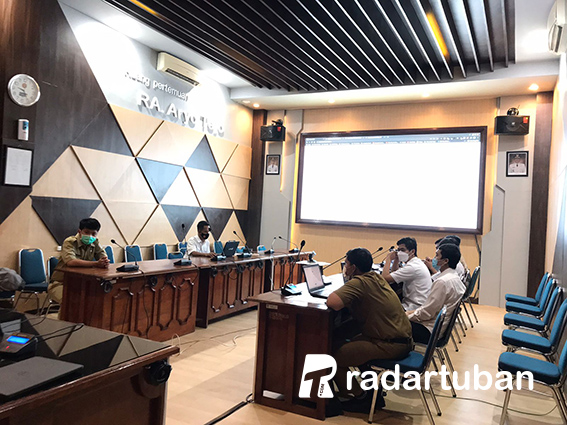 BEKALI PENGELOLA PORTAL: Pelatihan bagi admin website OPD di Ruang Aryatedja Kantor Pemkab Tuban kemarin (22/2). / Ahmad Atho