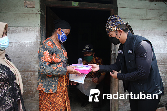 PEDULI KAUM PAPA: Bupati Aditya Halindra Faridzky, SE. memberikan bantuan makanan kepada lansia di Kecamatan Parengan kemarin (24/2).