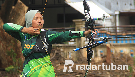 BIDIK SASARAN: Wika Asnunik ketika berlatih di lapangan panah Gang Arjuna. / Andhika Feriawan