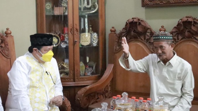 BERBINCANG SANTAI: Menko Perekonomian Airlangga Hartarto (kiri) dan Pengasuh Pesantren Progresif Bumi Shalawat Sidoarjo KH Agoes Ali Masyhuri, Minggu (20/2).