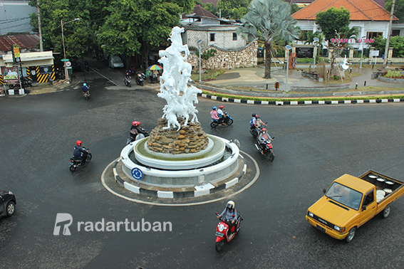 JADI MAGNET: Patung Kuda di kawasan Taman Sleko yang rencananya akan menjadi lokasi CFN yang mulai digelar pekan ini. / Yudha Satria Aditama