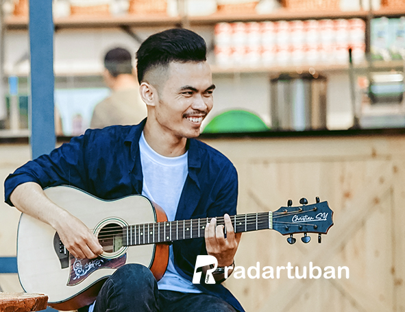 AKTIF BERKARYA: Christian SY, musisi muda Tuban yang sangat produktif dalam bermusik. Insert, salah satu video karyanya. / Yudha Satria Aditama