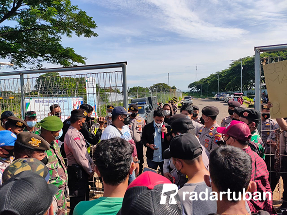 TUNTUT KOMPENSASI: Warga demo di depan pintu gerbang Terminal LPG Refrigerated Tuban untuk menuntut CSR kemarin (7/3). / Yudha Satria Aditama