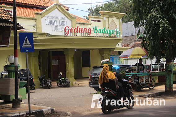 SENIMAN KECEWA: Gedung Budaya Loka Tuban di Jalan Basuki Rachmad yang  batal direvitalisasi pemerintah pusat. / Yusab Alfa Ziqin