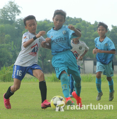 SENGIT : Partai final yang mempertemukan HW Babat melawan Persela FA di Lapangan Kanjeng City, Desa Margosuko, Kecamatan Bancar kemarin (27/3). / Yudha Satria Aditama