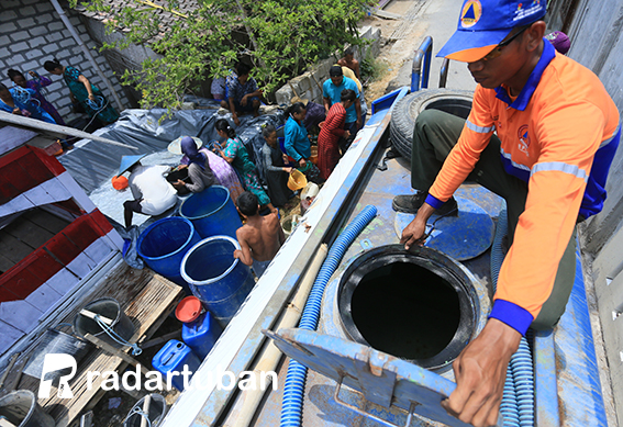 CUKUPI KEBUTUHAN DAERAH KEKERINGAN: BPBD Tuban mensuplay kebutuhan air bersih di desa-desa yang mengalami krisis air bersih. / Yudha Satria Aditama