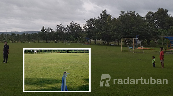 BERBENAH: Lapangan Sumokoyo Sumberarum dan Lapangan Kanjeng City Margosuko yang bakal menjadi venue pertandingan Festival Sepak Bola U-12 Piala Radar Tuban. / Zakki Tamami
