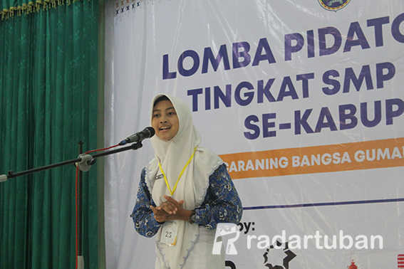 KEREN: Salah satu peserta lomba pidato bahasa Jawa yang berlangsung di aula dinas pendidikan kemarin. / M. Mahfudz Muntaha