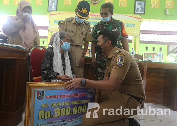 TELADAN GENERASI MUDA : Bupati Aditya Halindra Faridzky menyerahkan bantuan BLT DD kepada KPM yang sudah sepuh di Balai Desa Sumberarum, Kecamatan Kerek, kemarin (8/3). Potret andhap asor Mas Bupati. / Ahmad Atho