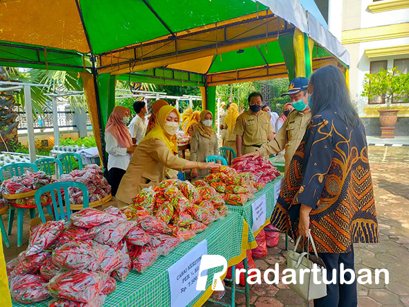 TUNJUKKAN KOMITMEN: Kepala DKP3 Tuban Eko Arif Yulianto memantau langsung pelaksanaan pasar murah. Yusab Alfa Ziqin