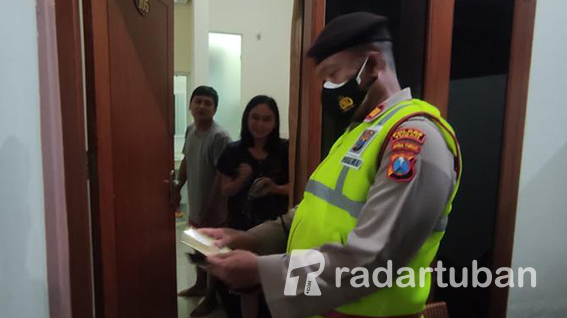 PENYAKIT MASYARAKAT: Petugas gabungan saat melakukan razia hotel pada Sabtu (12/3) malam dan mendapati empat pasangan bukan suami istri. / Yudha Satria Aditama