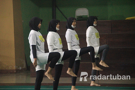 BERSAING KETAT: Sebanyak 136 pelajar Tuban mengikuti seleksi pantukhir paskibra di GOR Rangga Jaya Anoraga Tuban kemarin (1/3). / Andhika Feriawan