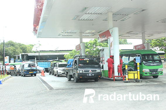 SULIT DIDAPATKAN: Antrean solar di SPBU Sleko, Jalan Pahlawan yang memanjang sejak tiga hari terakhir. / Yudha Satria Aditama