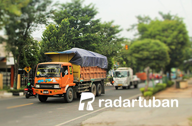 POTENSI MELANGGAR: Truk bermuatan hasil tambang yang berpotensi melanggar dimensi dan muatan berlebihan. Kendaraan berat ini di Jalan Dr Wahidin Sudiro Husodo. / Yusab Alfa Ziqin