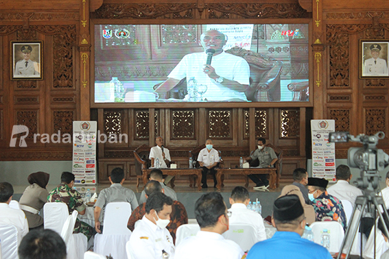 DISKUSI: Workshop yang mengangkat tema industrialisasi di Tuban yang merupakan rangkaian pelantikan pengurus PWI Tuban di Pendapa Krida Manunggal kemarin (23/3). / Yudha Satria Aditama