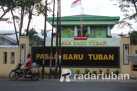 KEMBALI KE NAMA AWAL: Pasar tradisional di Jalan Gajah Mada ini namanya kembali berubah. Sempat diganti menjadi Pasar Besar kini kembali menjadi Pasar Baru. / M. Mahfudz Muntaha