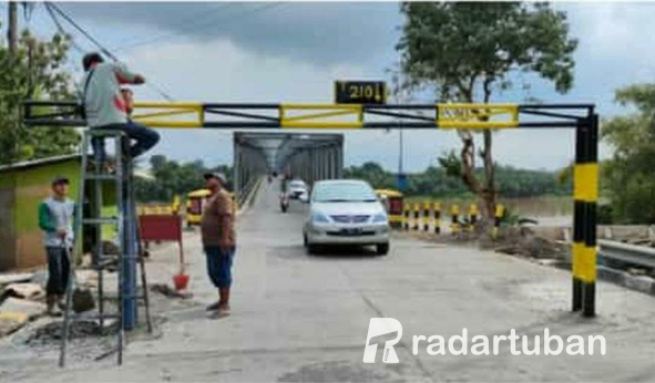 LEBIH SULIT DITEROBOS: Jembatan Glendeng yang mulai kemarin (11/3) dipasang portal gawang besi. Portal ini menggantikan portal beton yang lebih mudah diterobos.
