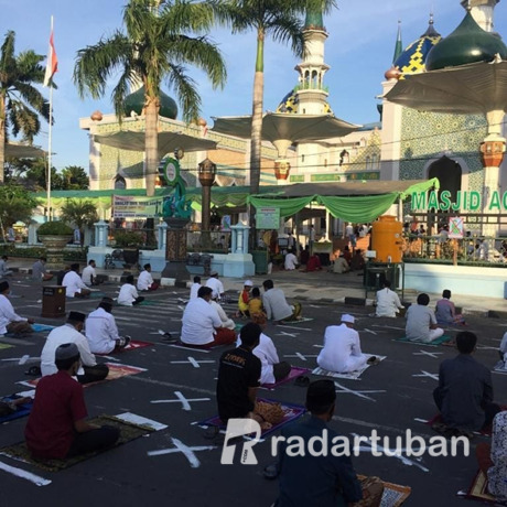 SEKARANG TANPA JARAK: Suasana salat Idul Fitri di Masjid Agung Tuban pada 2020 yang masih menerapkan pembatasan jarak antarjamaah. / Ahmad Atho